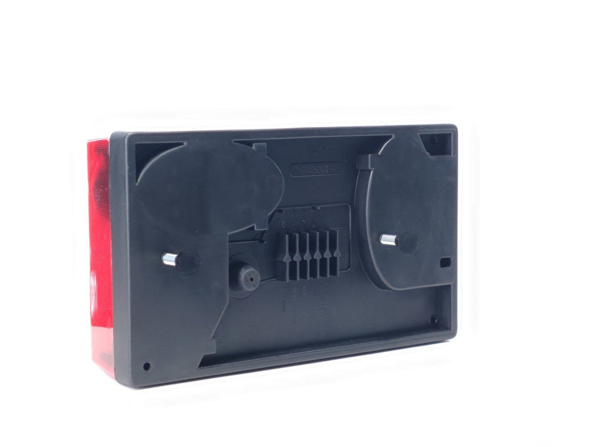 Zadní světlo na přívěs s trojúhelníkovým reflektorem – hranaté