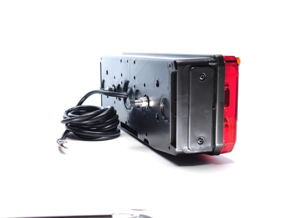 Luz trasera LED de 7 funciones con prisma y luz de matrícula