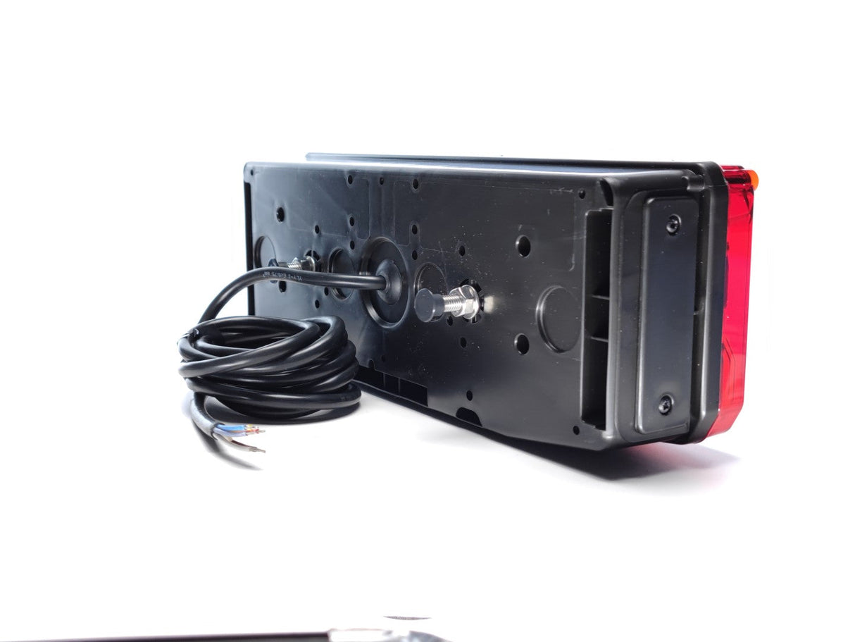 Luz trasera LED de 7 funciones con prisma y luz de matrícula