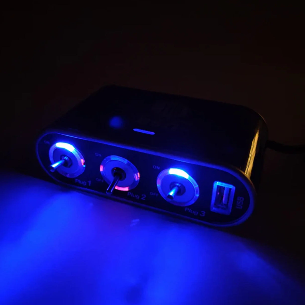 Împărțitor auto cu 3 prize de brichetă, comutatoare individuale și port USB