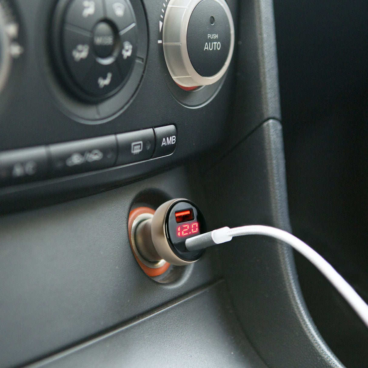 Încărcător auto USB-A și USB-C cu afișaj voltaj, 48W, carcasă metalică
