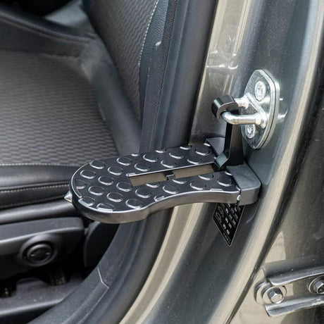 Praktický nášľap na auto pre ľahší prístup k strešnému boxu