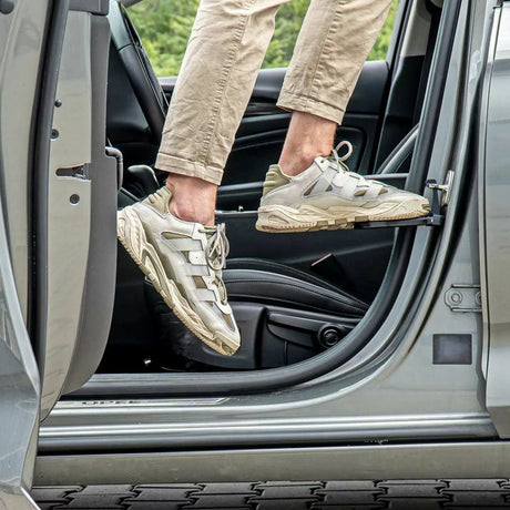 Praktický nášľap na auto pre ľahší prístup k strešnému boxu