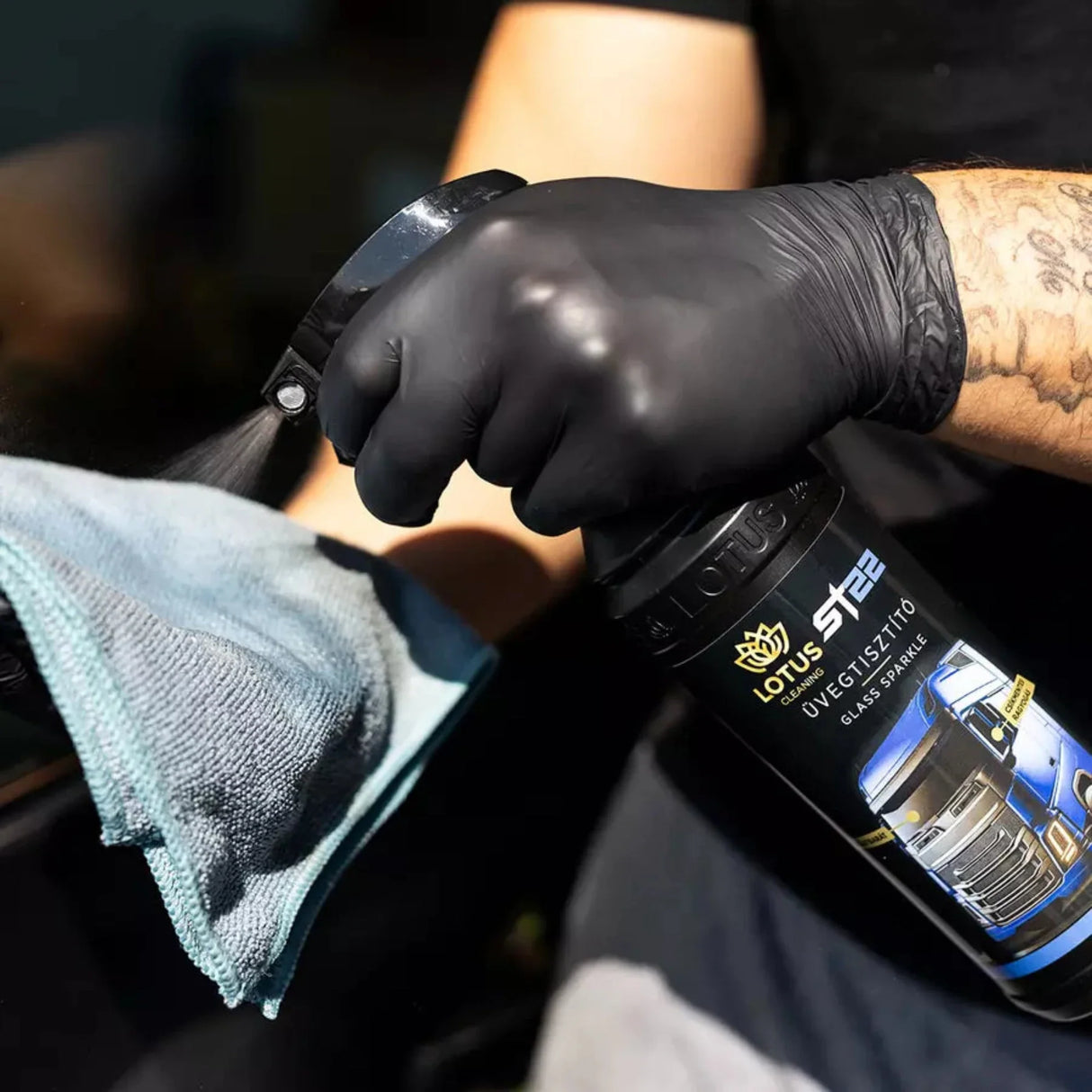 Почистващ спрей за стъкла и автостъкла Lotus, 600 мл