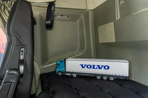 Плюшено камионче – декоративна възглавница за любители на камиони